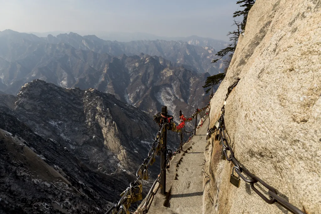 A világ legveszélyesebb túrája hátborzongatóan gyönyörű tájakon vezet át, Kína, Huashan-hegy 