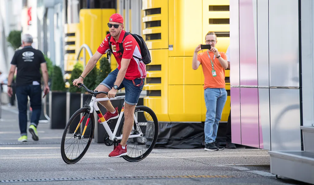 A Forma-1-es Német Nagydíj pénteki napja, Sebastian Vettel, Scuderia Ferrari, bicikli 