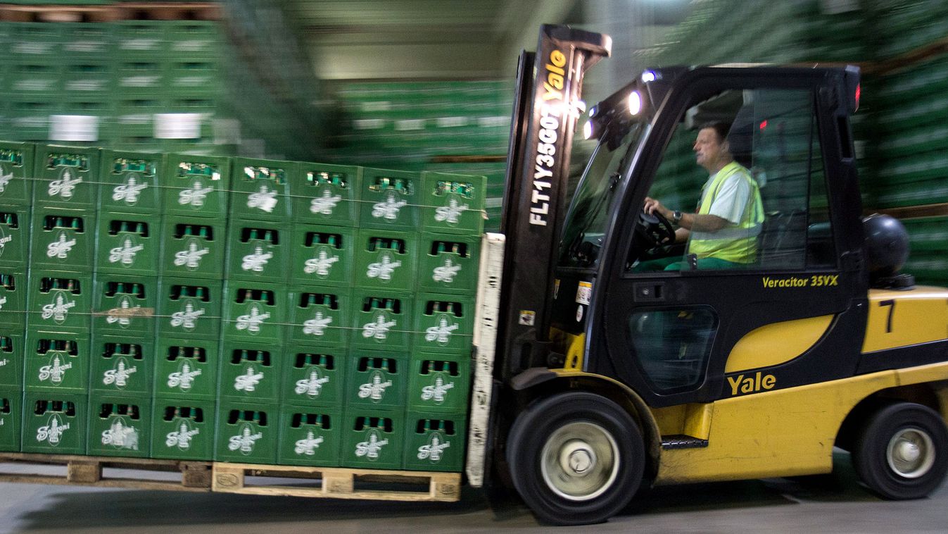 sör, Targonca szállít két raklap üveges sört a Heineken Hungária Sörgyárak Zrt. soproni sörgyárának raktárában 