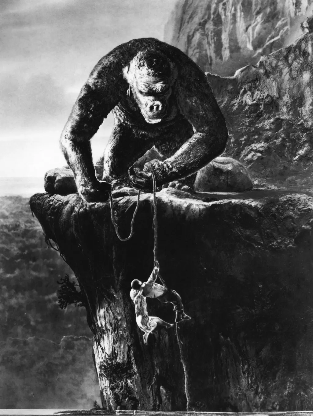 King Kong Cinema ape creeper to climb danger Vertical GORILLA ATTACK ROPE MAN WOMAN 