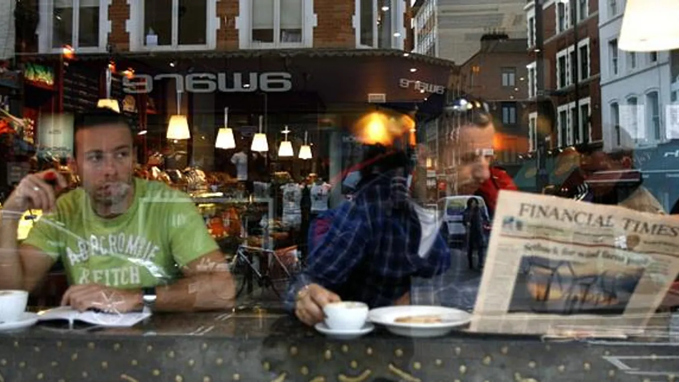 pénzügyi újságot olvas egy vendég egy londoni kávézóban, angliai munkavállalás, Nagy-Britannia 