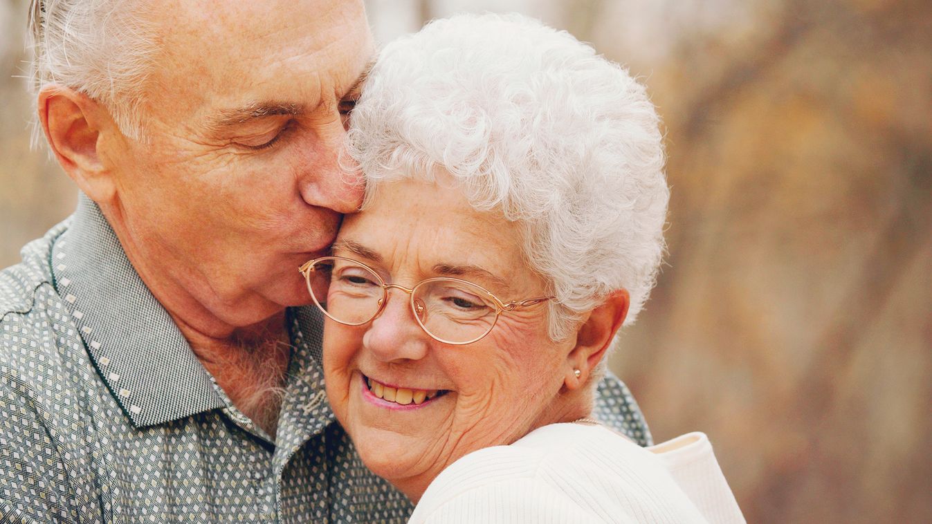 Család, Szex, szerelem, gyengédség - Tabudöntögetés nyugdíjas korban, idős, nő, férfi, puszi, csók, szerelem, öreg 