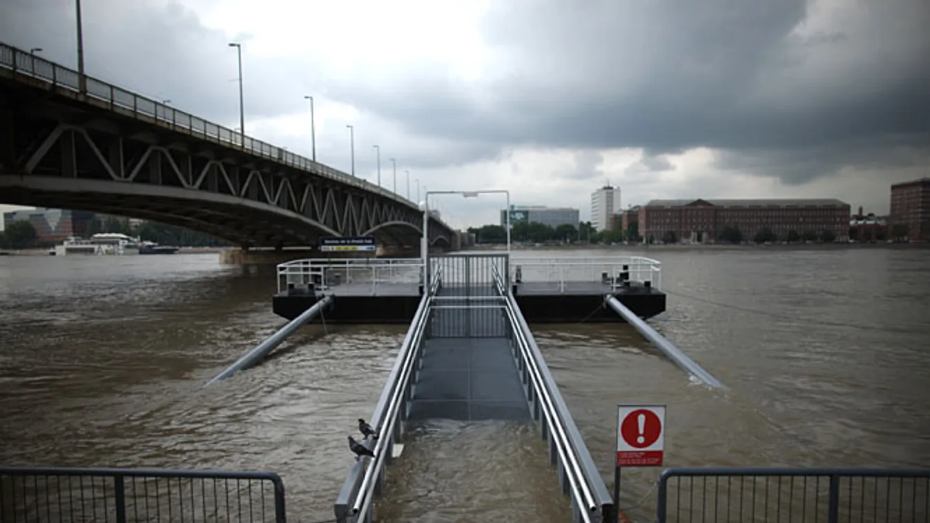 árvíz, áradás, Budapest Duna part, Boráros tér, Petőfi híd 