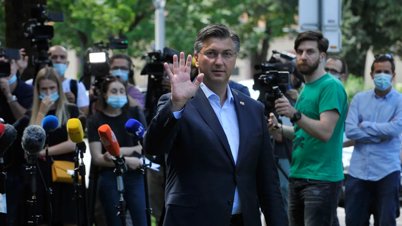 PLENKOVIC, Andrej Zágráb, 2020. július 5.
Andrej Plenkovic horvát miniszterelnök, miután voksolt egy zágrábi szavazóhelyiségben 2020. július 5-én, az előrehozott parlamenti választások napján.
MTI/AP 
