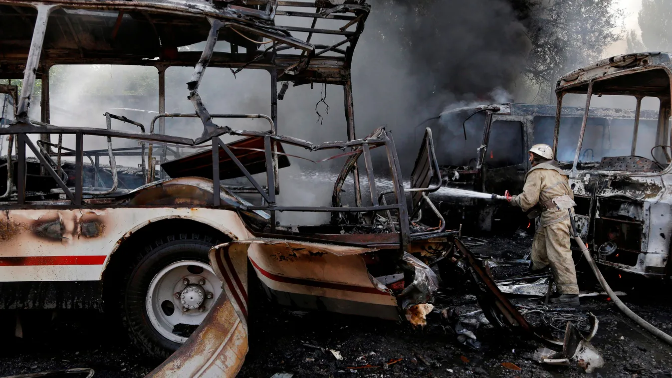 Foglalkozás FOTÓ ÁLTALÁNOS füst kiégett jármű KÖZLEKEDÉSI ESZKÖZ roncs SZEMÉLY tűzoltó Ukrán válság - Harcok 