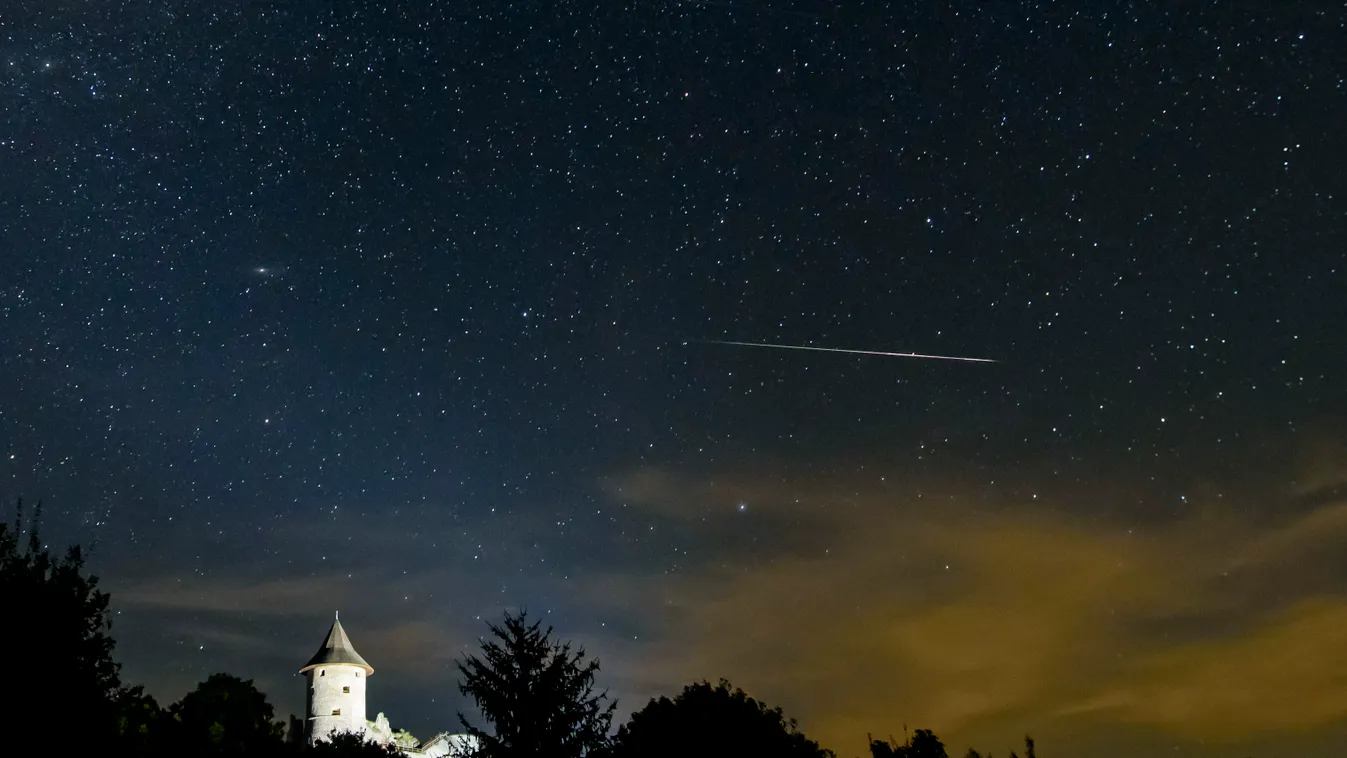 ÁLTALÁNOS KULCSSZÓ csillaghullás csillagos ég égbolt ÉPÜLET esti felvétel esti kivilágítás FOTÓ FOTÓTECHNIKA hullócsillag meteorraj somoskői vár TÁJ 