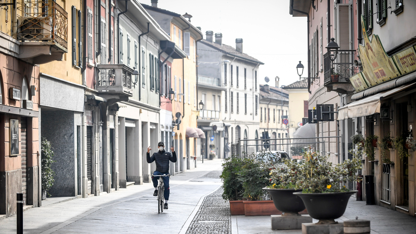 CONTE, Giuseppe Codogno, 2020. február 23.
Kerékpáros az észak-olaszországi Codogno településen 2020. február 23-án. A koronavírus-járvány olaszországi terjedése miatt Giuseppe Conte miniszterelnök rendkívüli intézkedéseket jelentett be Észak-Olaszország 