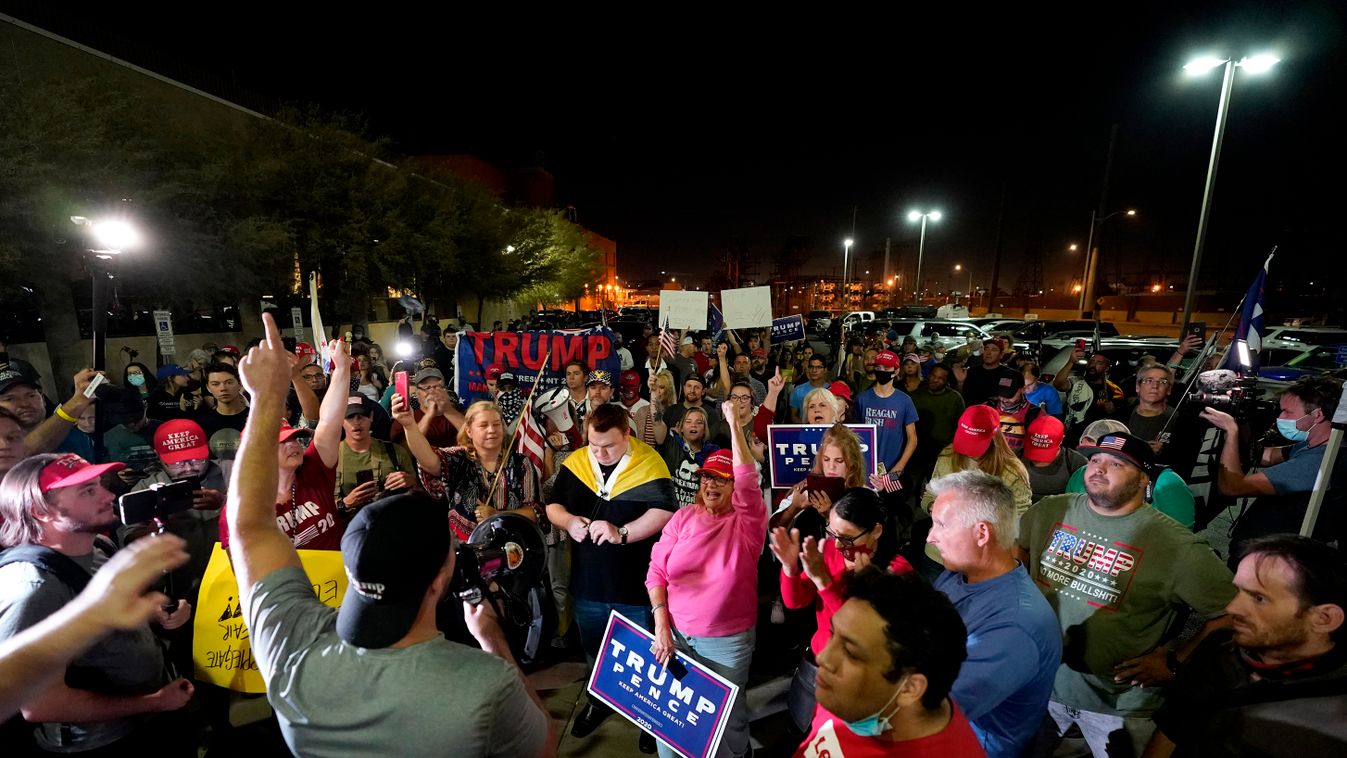 TRUMP, Donald Phoenix, 2020. november 5.
A Donald Trump amerikai elnök újraválasztását támogató tüntetők az összes szavazat megszámlálását követelik az Arizona állambeli Phoenix-ben 2020. november 4-én, egy nappal az amerikai elnök-, valamint képviselőház
