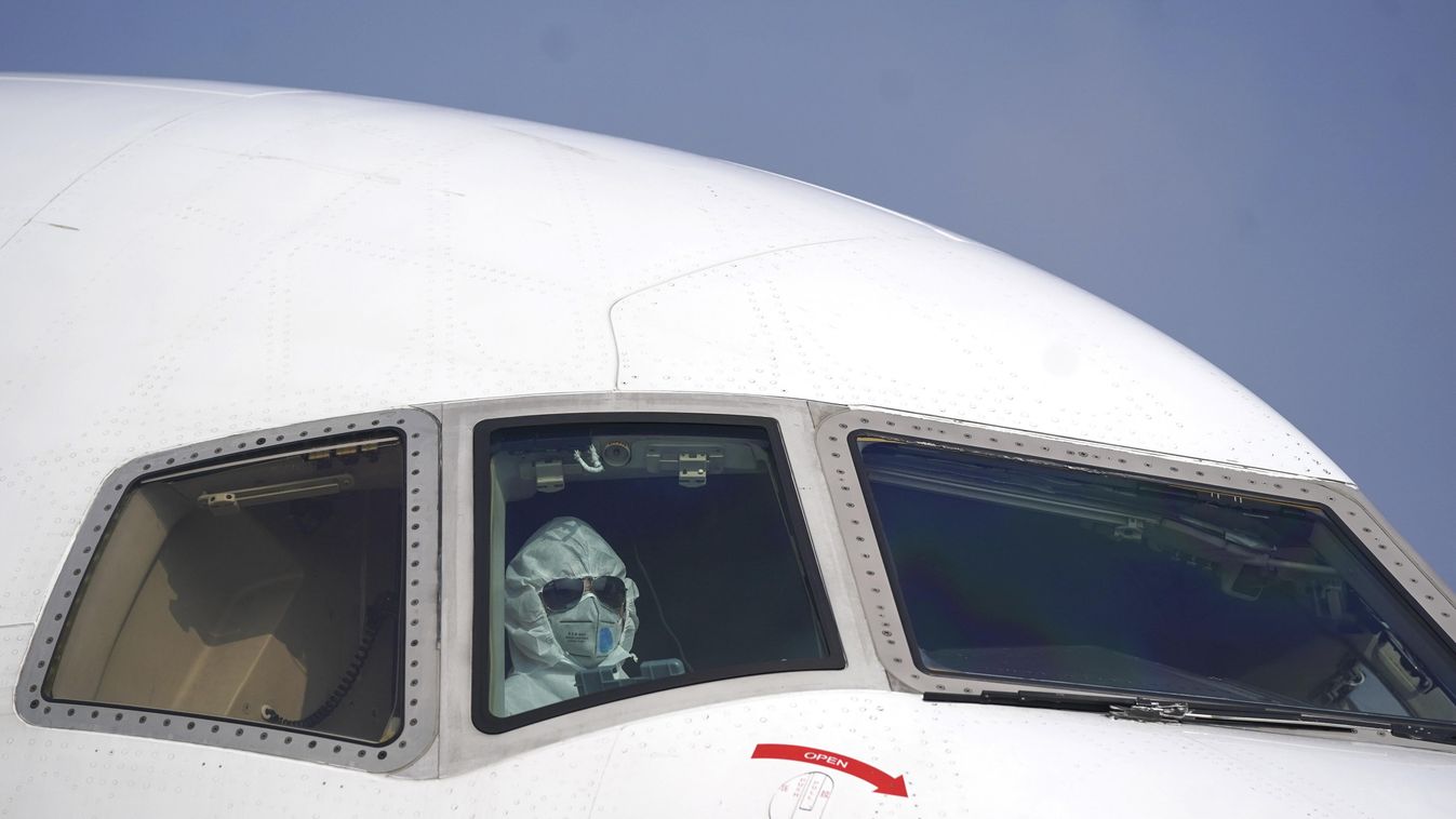 Vuhan, 2020. január 28.
Védőruhát viselő pilóta egy teherszállító repülőgépben a Vuhan-Tianho nemzetközi repülőtéren 2020. január 28-án. Az új, tüdőgyulladást okozó koronavírus a 11 millió lakosú Vuhan egyik halpiacán bukkant fel január elején, és eddig l