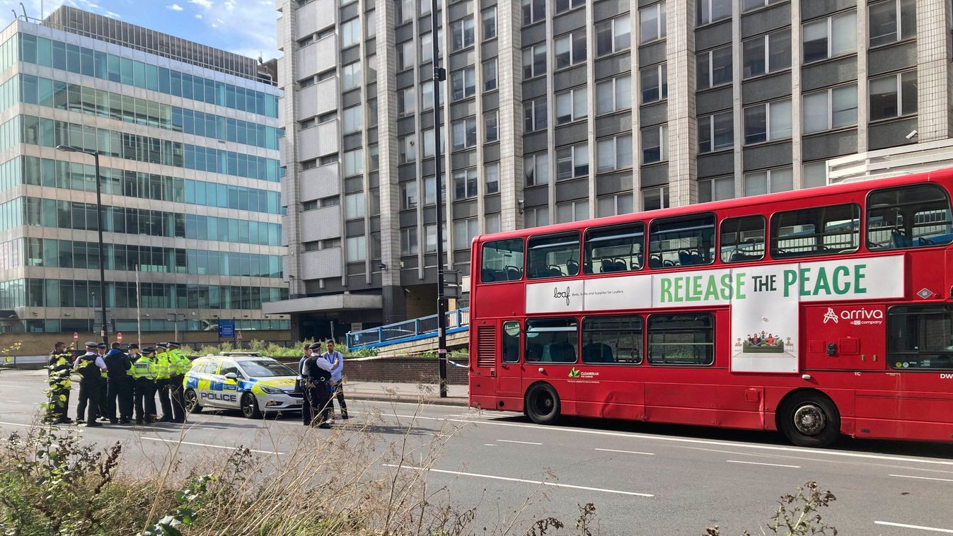 London, 2023. szeptember 27.
Rendőrök a dél-londoni Croydon negyedben elkövetett késelés helyszínén 2023. szeptember 27-én, ahol egy tinédzser halálra késelt egy 15 éves lányt. Az elkövetőt, aki feltehetően ismerte áldozatát, a hatóságok őrizetbe vették. 