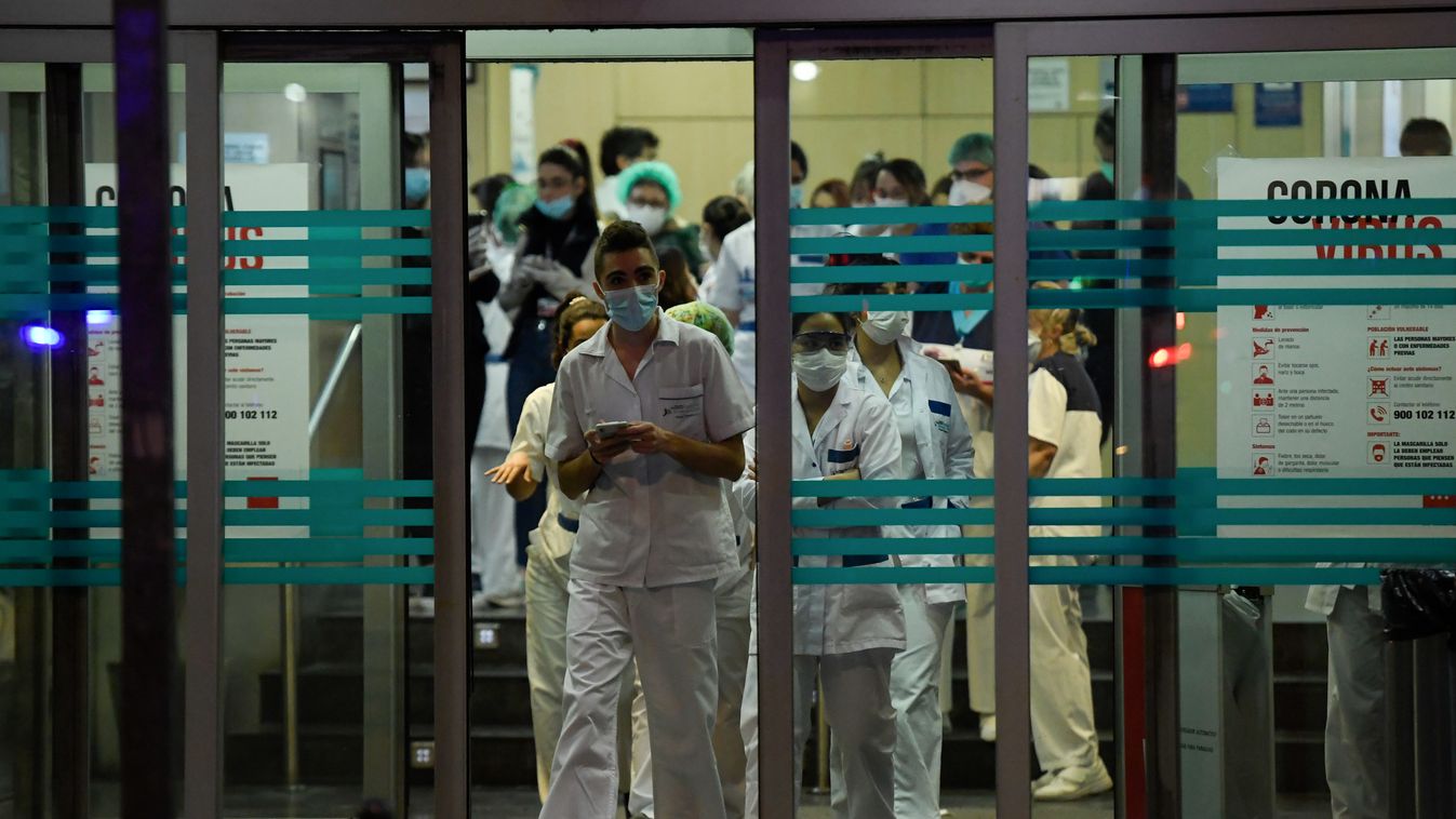 Spanyolország kórház egészségügy dolgozók védőruha maszk Koronavírus korona virus fertőzés taps tapsolás Madrid 