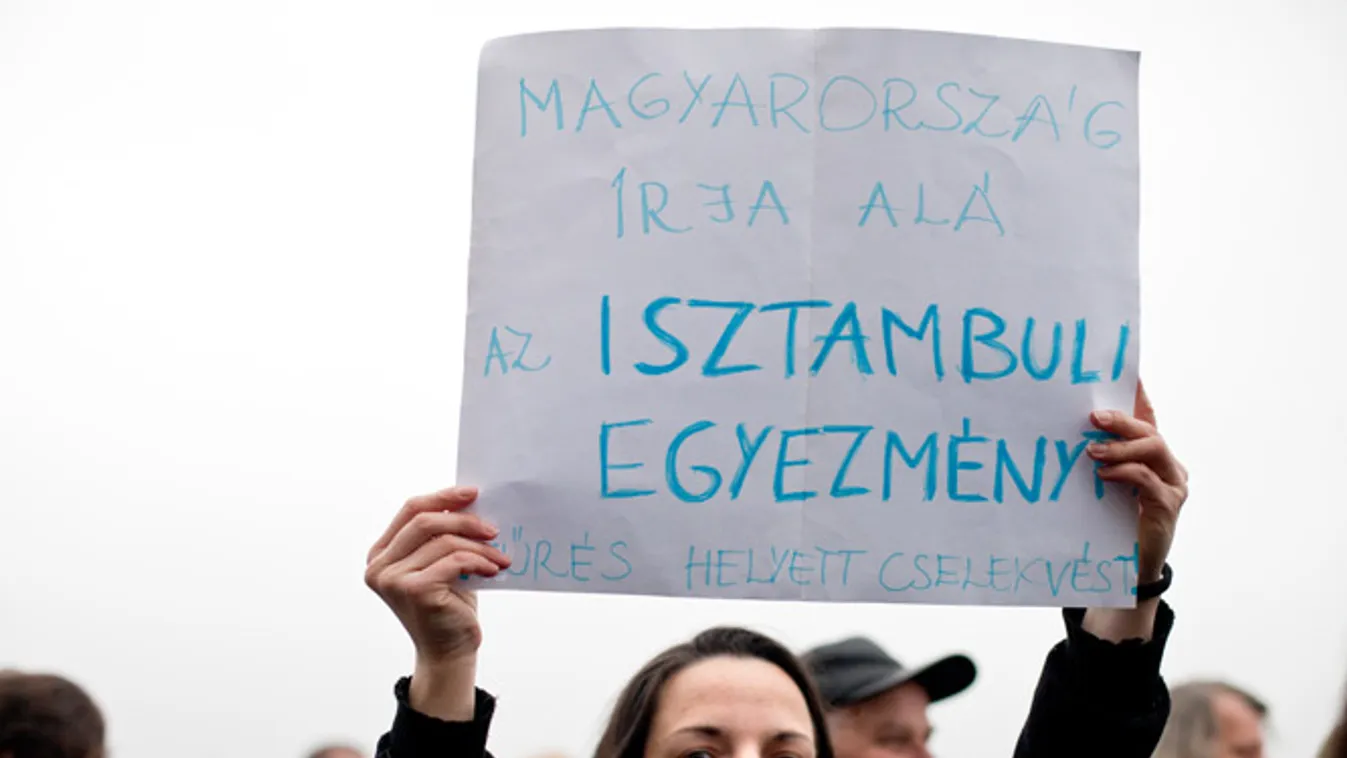 monoklis tüntetés, tüntetés a nők elleni erőszak ellen a képviselői irodaháznál, Budapesten, 2013. november 18-án 
