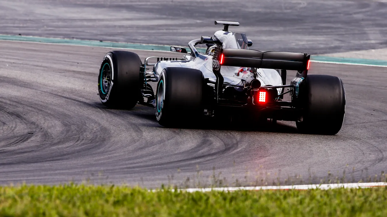 Forma-1-es szezonközi teszt, Barcelona, 1. nap, Lewis Hamilton, Mercedes-AMG Petronas, esőlámpa 