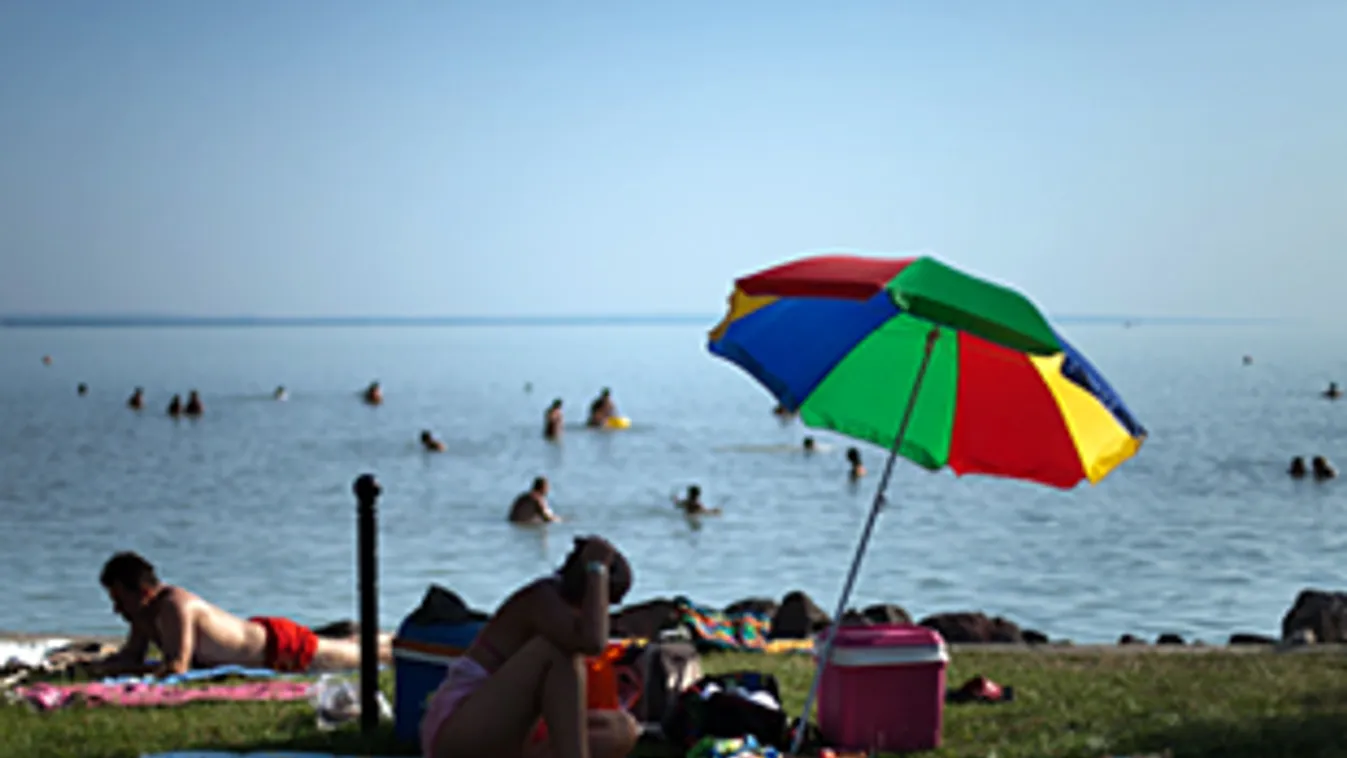 hőség, kánikula, hol van hűvös a melegben?, strandolók hűsölnek a balatonakarattyai strandon 