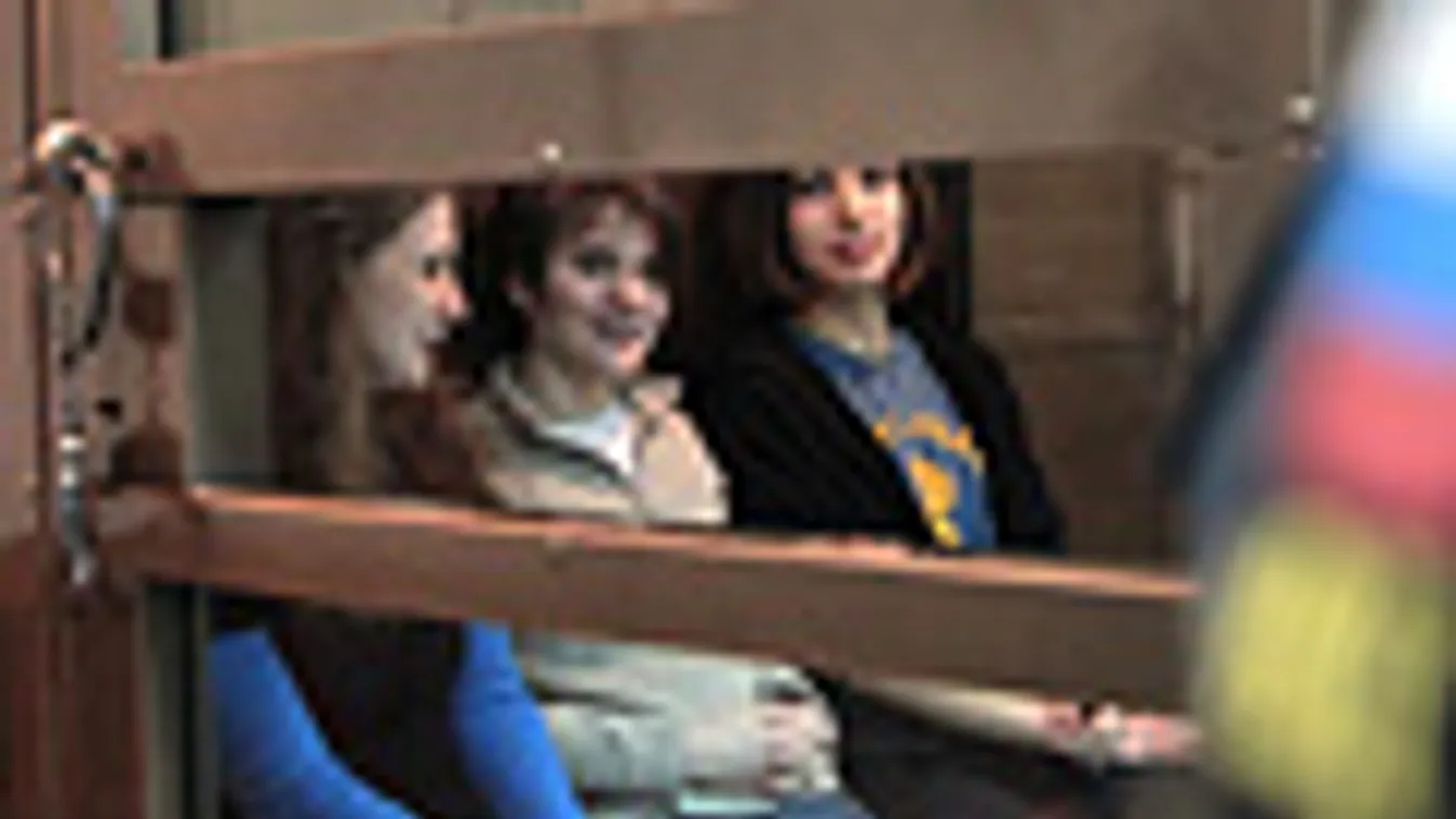 Marija Aljohina, Jekatyerina Szamucevics és Nagyezsda Tolokonnyikova, a Pussy Riot orosz punkegyüttes tagjai (b-j) üvegfal mögött ülnek fellebezési tárgyalásuk alatt a moszkvai városi bíróságon