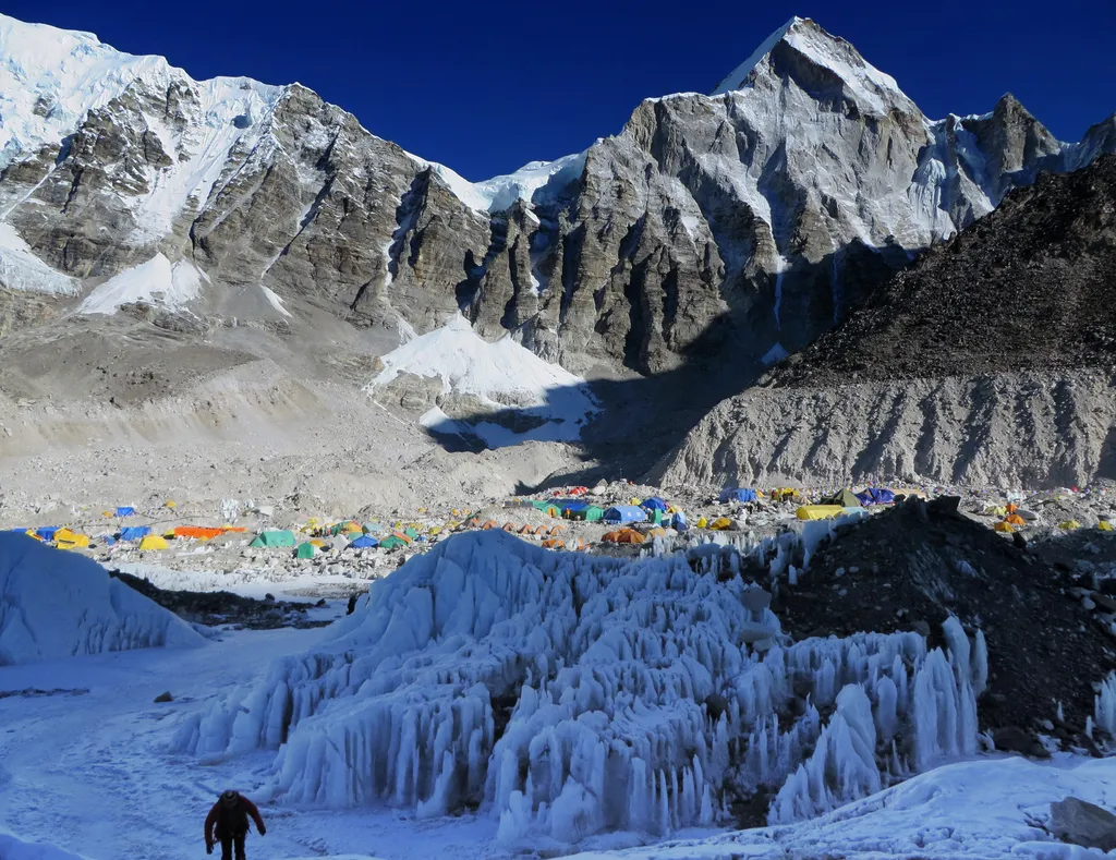 Mount Everest, hegy, tábor, pihenő táborok, túra, hegymászás, legmagasabb hegy, Nepál, Kína 