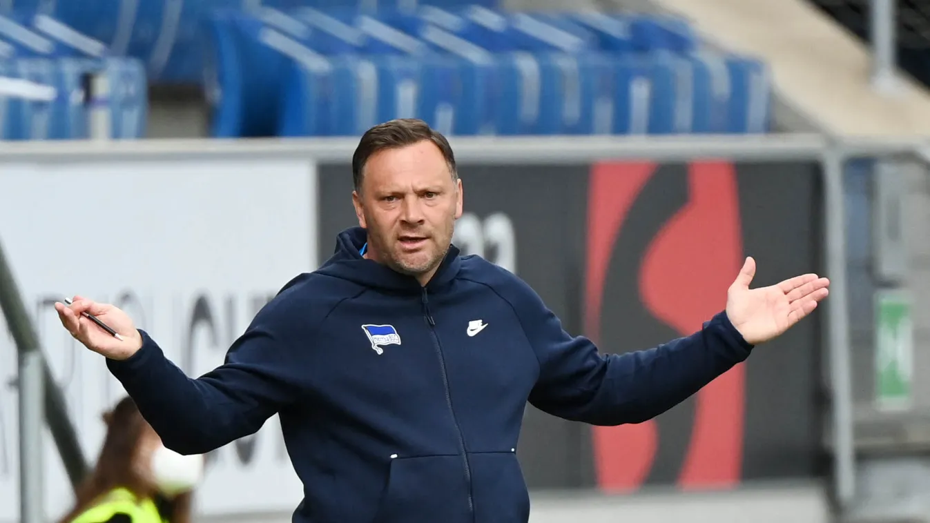 TSG 1899 Hoffenheim - Hertha BSC Sports soccer Bundesliga Group Happy Trainer Pál Dárdai (Hertha BSC) Vertical 