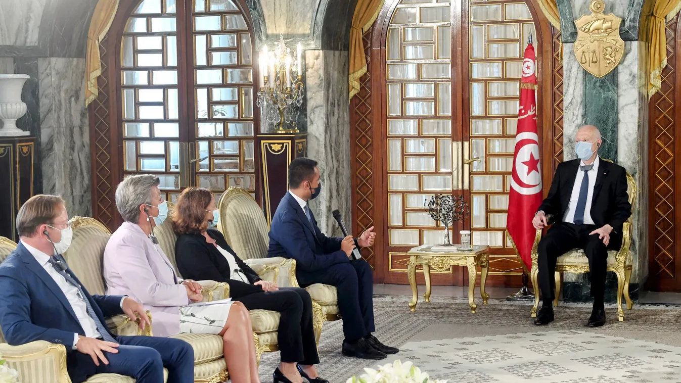 DI MAIO, Luigi; VÁRHELYI Olivér; LAMORGESE, Luciana; JOHANSSON, Ylva; SZAÍD, Kaisz Tunisz, 2020. augusztus 17.
A Tunéziai elnöki hivatal által közreadott képen Kaisz Szaíd tunéziai elnök (j) fogadja Luigi Di Maio olasz külügyminisztert (b4), Luciana Lamor