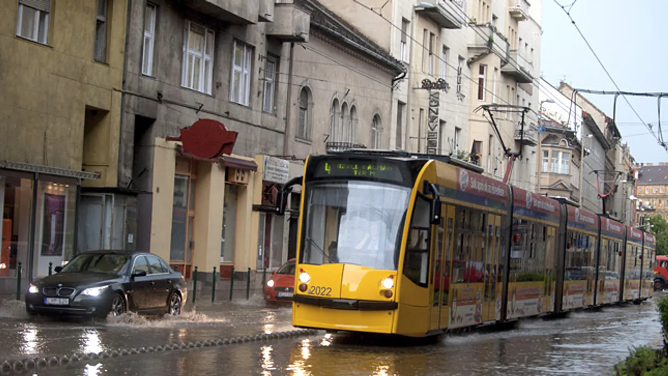 eső, zápor, zivatar, felhőszakadás, 
Villamos halad az esővízzel borított Margit körúton 