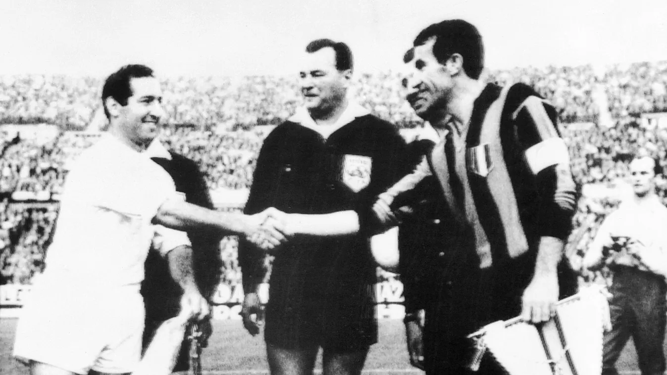 Horizontal FOOTBALL BLACK AND WHITE PICTURE SOCCER PLAYER CAPTAIN-SPORT PENNANT HANDSHAKE REFEREE SMILING FINAL EUROPEAN CUP 