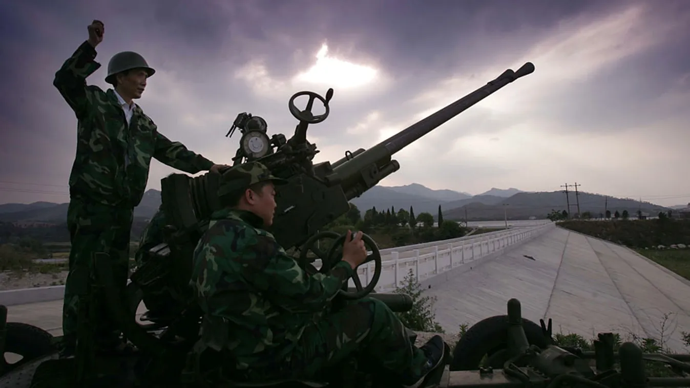 Időjárásmódosítás, kínai katonák lőnek rakétákat az égre, hogy esőt csináljanak Hubei tartományban