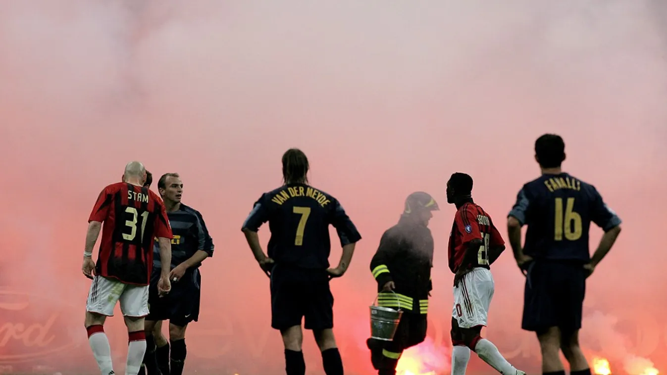 FBL-EUR-C1-INTER-AC MILAN Horizontal MATCH FOOTBALL QUARTER-FINAL CHAMPIONS LEAGUE GENERAL VIEW FIREFIGHTER SMOKE SOCCER PLAYER FIREWORKS 