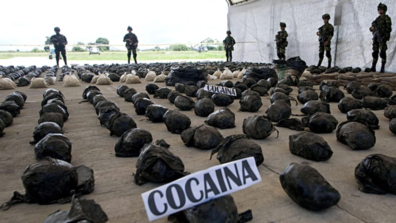 kokain, drog, Kokaint tartalmazó csomagokat őriznek kolumbiai katonák a kolumbiai Tumaco repülőterén 