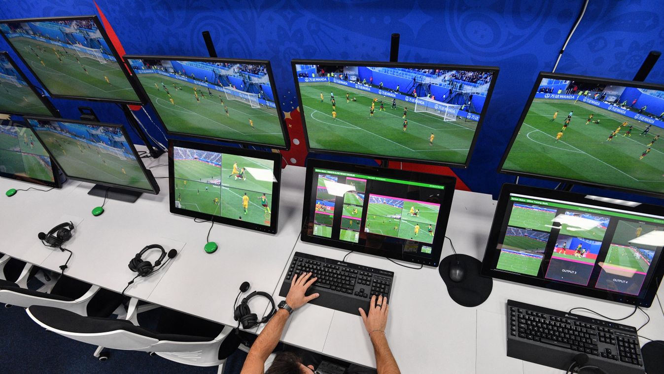 fbl WC Horizontal FOOTBALL WORLD CUP CONTROL SCREEN REFEREE COMPUTER VIDEO ASSISTANT REFEREE 
