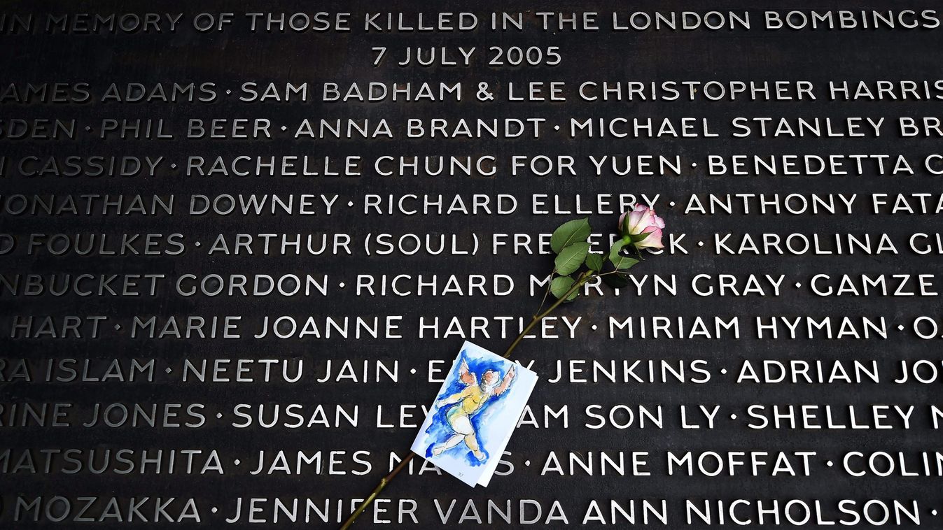 London, 2015. július 7.
Egy rózsa az 52 ártatlan halálos áldozatot követelő londoni terrorista robbantássorozat emlékművén a londoni Hyde Parkban 2015. július 7-én, a merénylet tizedik évfordulóján. A bombáját hátizsákban tartó négy terrorista három metró