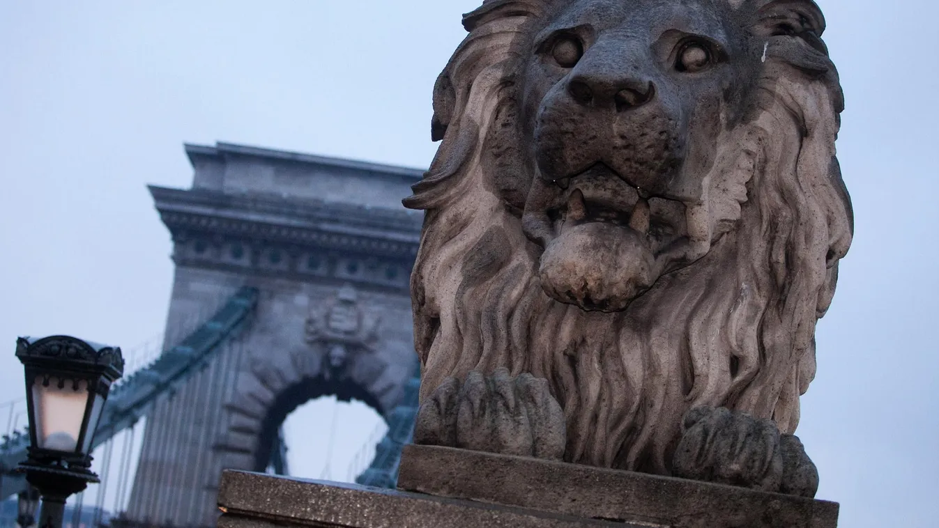 A lánchídi oroszlán nyelve Lánchíd Budapest Blog oroszlán szobor nyelv szemfog városi legenda 