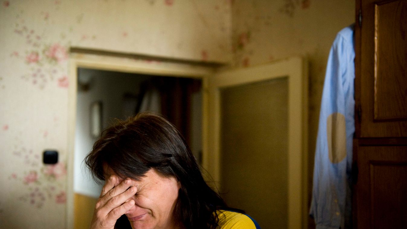 Faragó Ferenc Mihályné ARCKIFEJEZÉS asszony ÉPÜLET kilakoltatás lakás lakás belső nő sír SZEMÉLY szomorú Budapest, 2013. május 2.
Faragó Ferenc Mihályné sír kőbányai lakásában 2013. május 2-án, amelyből hamarosan kilakoltatják 11 tagú családját jelentős r