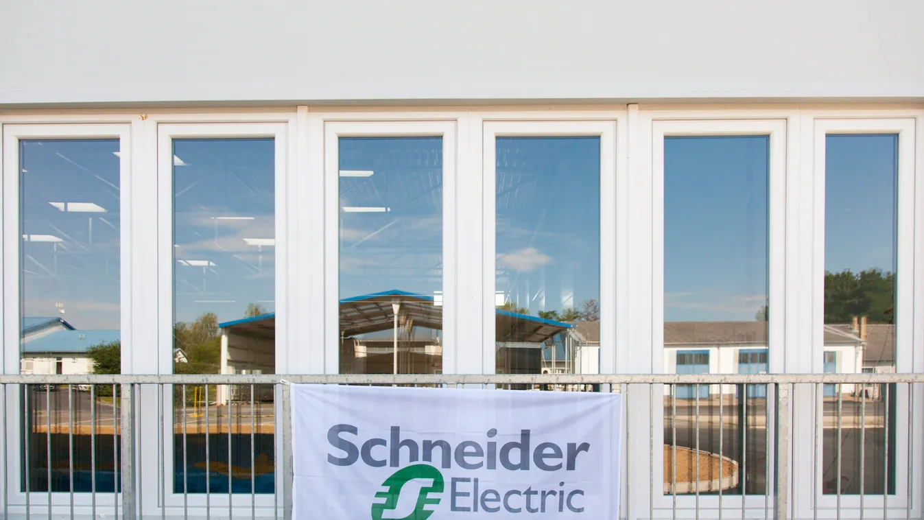 Schneider Electric, ablak EGYÉB TÁRGY ÉPÜLET felirat FOTÓ FOTÓ ÁLTALÁNOS FOTÓTÉMA raktár TÁRGY transzparens tükröződés 