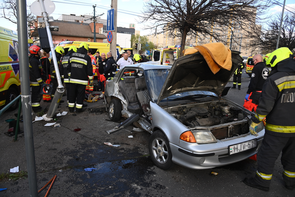 Mentőautó és személygépkocsi ütközött Kispesten 