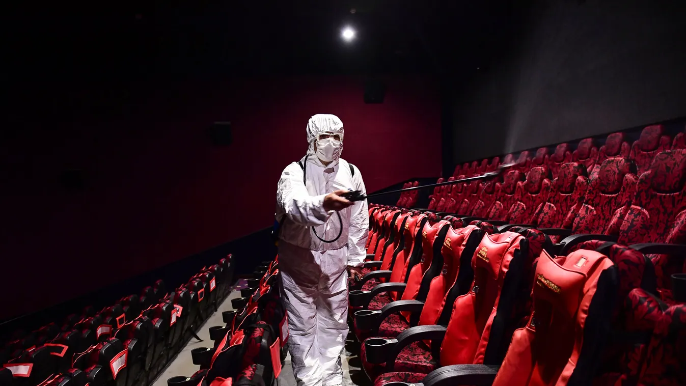 Kína koronavírus korona vírus fertőzés karantén fertőtlenítés maszk  Senjan színház védőruha színház 