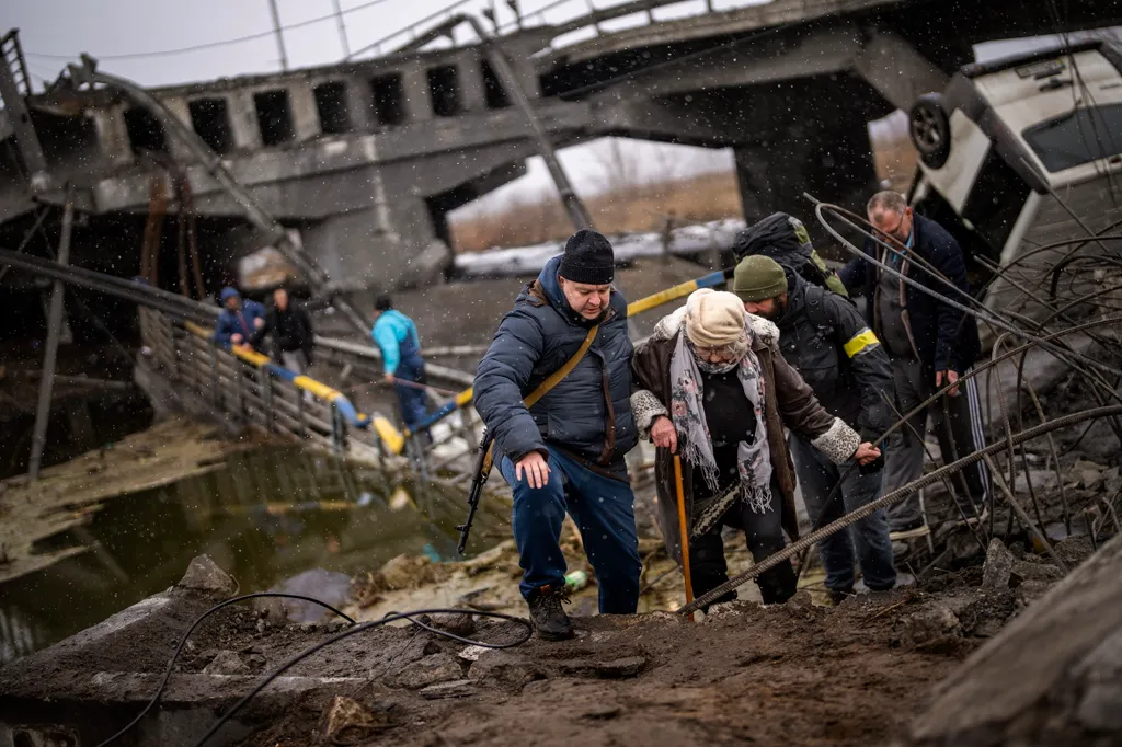 Ukrán válság 2022, orosz, ukrán, háború, Ukrajna, Kijev, menekültek, civilek, önkéntes katona 