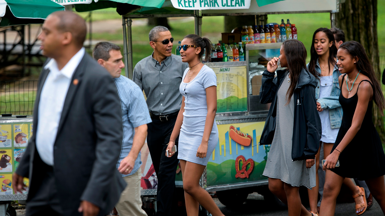 Central Park US President Barack Obama walks with daughters Sasha Obama (C) and Malia Obama (2R) and others  in Central Park July 18, 2015 in New York. AFP PHOTO/BRENDAN SMIALOWSKI 