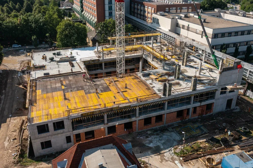 Egyre magasabbra emelkedik a székesfehérvári kórház új tömbje, Székesfehérvár, építkezés, magyarépítők, kivitelezés, belgyógyászati épület, egészségügyi fejlesztés 