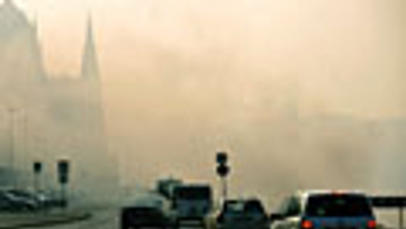 budapesti légszennyezettség, levegőminőség mérés, autók a rakparton szmogriadó idején 2011. november 17-én 