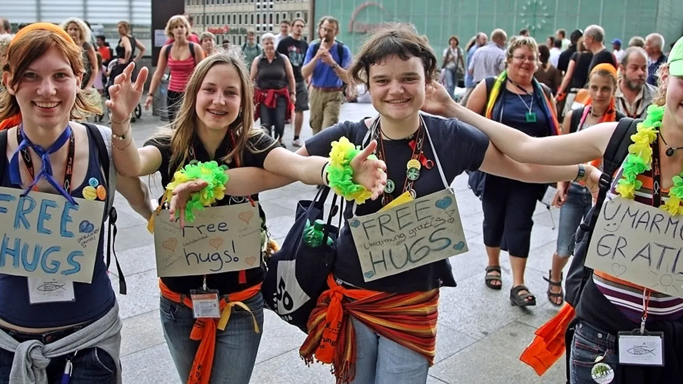Ölelés, free hugs, igyenes öleléseket osztogatnak kölni lányok a német protestánsok napján, 2007