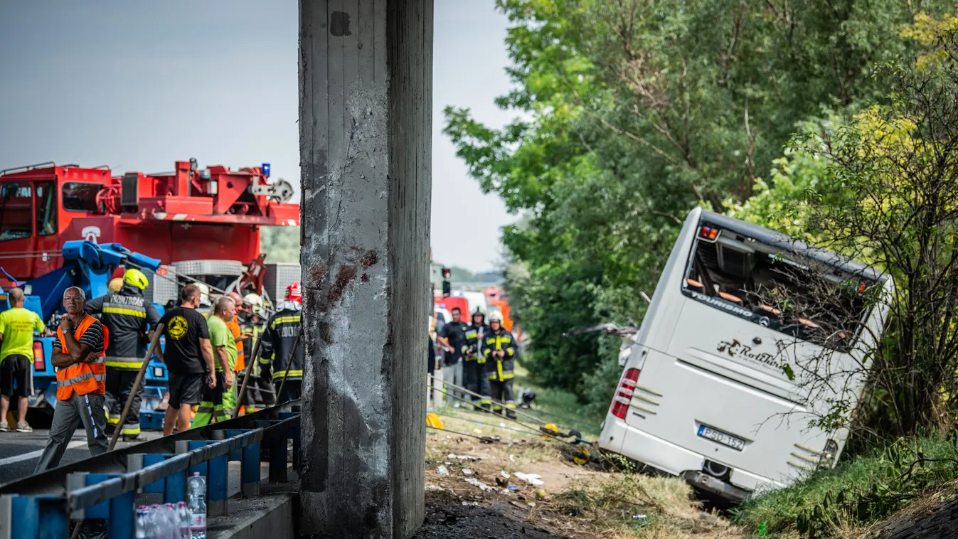 busz, baleset, Felborult egy busz az M7-esen, nyolc ember meghalt, Árokba borult egy autóbusz az M7-es autópályán Szabadbattyán térségében, a Budapest felé vezető oldalon vasárnap hajnalban öt óra előtt néhány perccel 