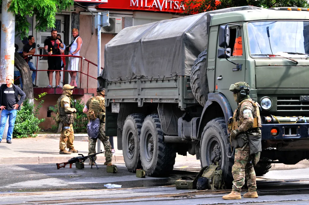 Wagner-csoport nevű orosz zsoldoshadsereg katonái, körbezárták az ukrajnai orosz katonai műveleteket irányító központot Rosztov-na-Donuban, 2023. 06. 24. 