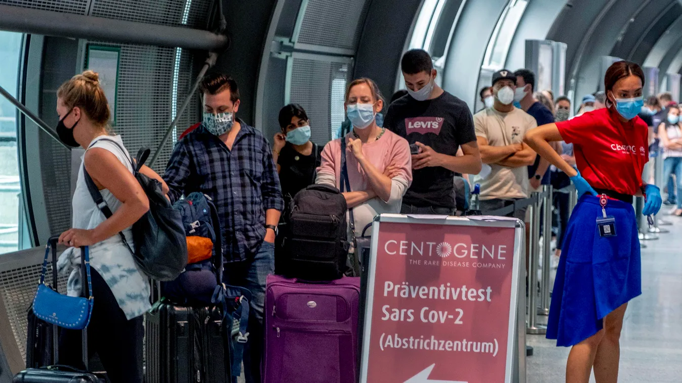 Frankfurt, 2020. július 27.
Kötelező koronavírus-teszt elvégzésére várakoznak utasok egy tesztállomáson a frankfurti repülőtéren 2020. július 27-én. Németországban eddig 206 741 fertőzöttje és 9203 halálos áldozata van a koronavírusnak.
MTI/AP/Michael Pro