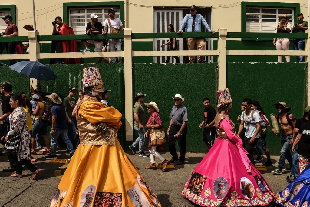 Horizontal tradition TOPSHOTS CARNIVAL PARADE 