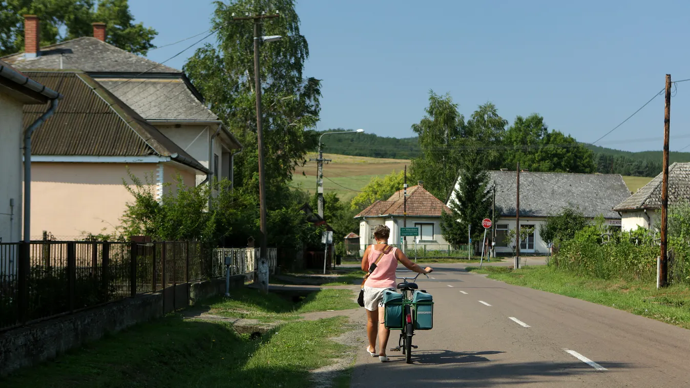Postás Zabarban, Magyarország leghidegebb településén a kánikulában 2015 augusztus 12.
Zabar 