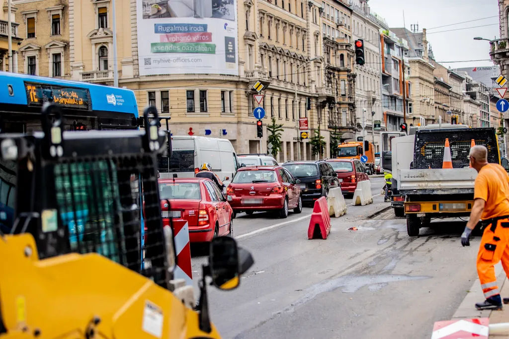 2021.07.12. Budapest, Blaha Lujza tér, dugó, közlekedés, építkezés, autó, BKV, busz, fennakadás, munkagép, torlódás 