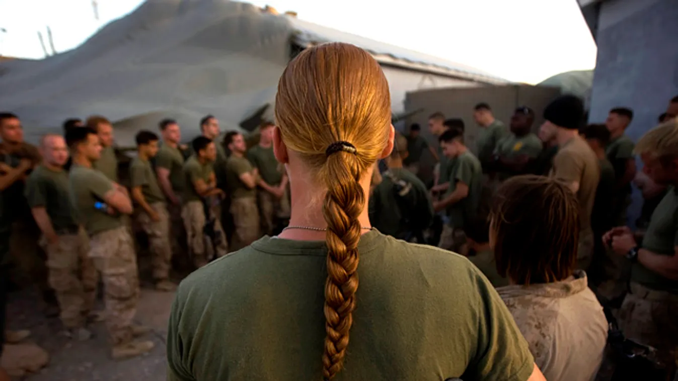 katonanők, női tengerészgyalogos az afganisztáni Farah tartománybeli katonai bázison 