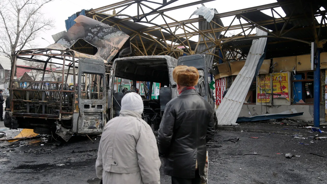 Donyeck, 2015. február 11.
Egy idős pár kiégett járművek roncsait nézik, miután tüzérségi lövedékek csapódtak be a kelet-ukrajnai Donyeck egyik buszmegállójában 2015. február 11-én. Az aknatámadásban négy ember életét vesztette, öten megsebesültek. (MTI/A