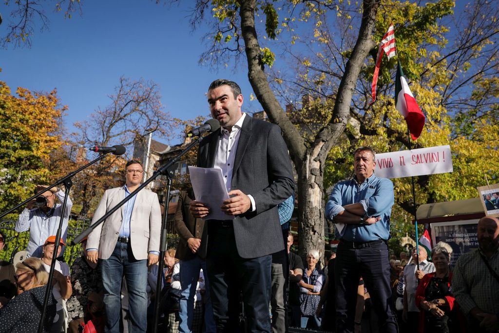 Tüntetés az olasz nagykövetség előtt
Salvini 2019.10.19. 