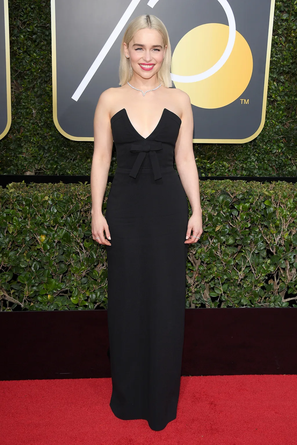 Feketébe borult a Golden Globe vörös szőnyege: stílusmustra Emilia Clarke 