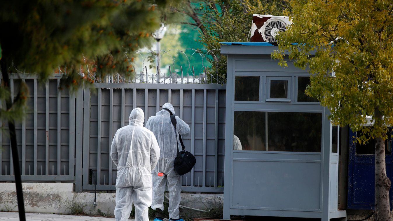 Athén, 2019. március 22.
Helyszínelők az athéni orosz nagykövetségnél 2019. március 22-én, miután ismeretlen elkövetők kézigránátot dobtak át a kerítésen. A detonáció nem okozott sérülést.
MTI/AP/Thanászisz Sztavrakisz 